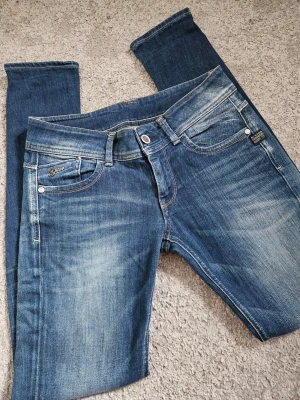 Snygga lågmidjade G-Star Raw jeans (Skinny) - Superfina lågmidjade jeans från G-Star Raw. Säljer pgr av att jag inte använder de.