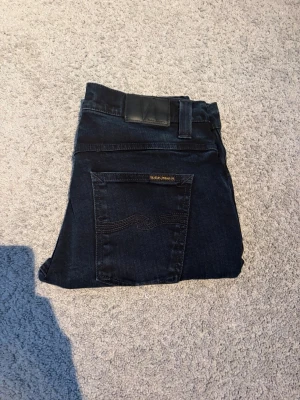 Nudie grim tim|33/34 - Feta Nudie Grim Tim | Skick 8/10| Inga skador eller defekter| Modellen är destroyd från butik| Storlek: |Mått: längd=107-108cm midja=40 |Nypris ca 2000kr|  Sell.ArciveSS (9) 