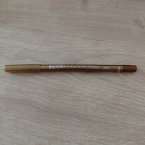 Milani grön eyelinerpenna - Intense Eye & Lip Liner Pencil 24H. En mångsidig penna som kan användas för både ögon och läppar. Färgen är grå. Oanvänd.