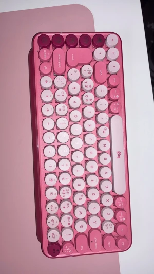 Rosa tangentbord från Logitech - Säljer ett snyggt och kompakt tangentbord från Logitech i olika rosa nyanser. Tangenterna är runda och har en retroinspirerad design. Perfekt för dig som vill ha ett unikt och färgglatt tillbehör till datorn.