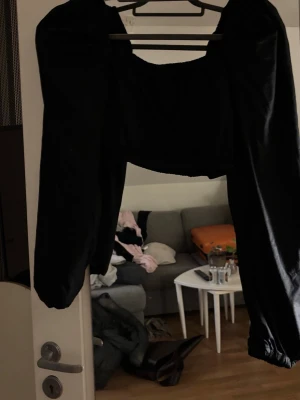 Svart croptop från NA-KD - Svart croptop från nakd 