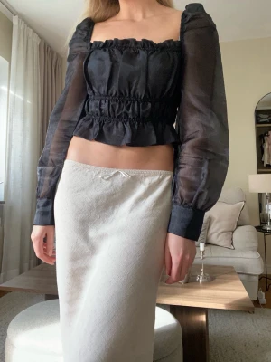 Svart satinblus med puffärmar  - Superfin satinblus med puffärmar🤍