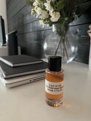 Parfym inspirerad av Vanilla Sex - En parfym från The Perfume Brand, E.D.P. No 132. Den är inspirerad av den populära parfymen Vanilla Sex. Säljer pga att jag köpte fel. Använd endast 3 ggr. Är i 50 ml🌸🌸