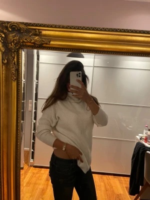 Varm mysig tröja - En vit söt och varm tröja från boohoo. Har en fläck på framsidan💕