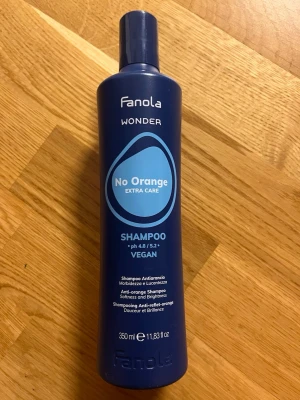 Fanola Wonder No Orange Shampoo - Fanola Wonder No Orange Extra Care Shampoo är ett veganskt schampo som motverkar orangea toner i håret. Endast testad, så nästan hela flaskan kvar.