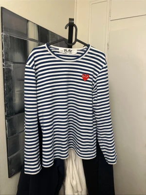 Randig långärmad topp från Comme des Garçons - Långärmad topp från Comme des Garçons PLAY,  säljer eftersom den är för liten för mig,                        En perfekt sommartröja annars.                                     