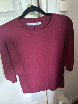 Vinröd t-shirt i loose fit - Enkel och stilren vinröd t-shirt från Lager 157 med loose fit och rund halsringning. T-shirten är trekvartärmad och använd fåtal gånger
