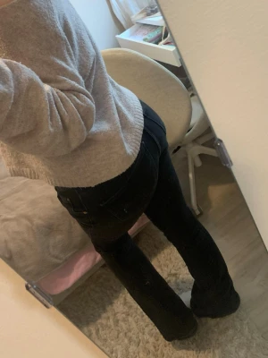 Svarta bootcut jeans - Säljer ett par svarta bootcut jeans. Jeansen har en snygg utsvängd passform nedtill och är tillverkade i ett stretchigt denimtyg som sitter bekvämt. Perfekta för dig som gillar en trendig och avslappnad stil.