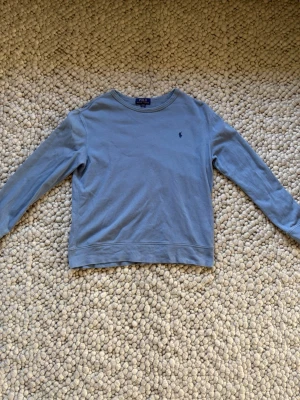 Polo Ralph Lauren sweatshirt - Tunn sweatshirt i bomull av märket Polo Ralph Lauren. Fint skick, sparsamt använd. Storlek XS (170)