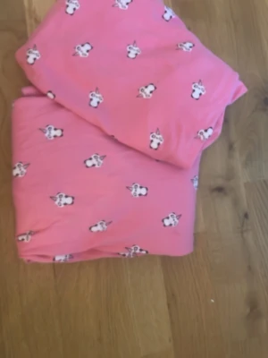Rosa pyjamas med hundmönster - Söt rosa pyjamas med långärmad tröja och byxor, täckt av små söta pandor. Perfekt för mysiga kvällar hemma. Mjuk och bekväm känsla, troligen i bomull. Passar dig som gillar gulliga detaljer och vill ha något extra skönt att sova i.                  PRIS KAN DISKUTERAS‼️