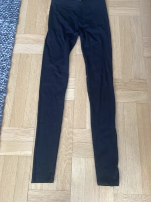 Svarta basic leggings - Säljer ett par svarta leggings. De är stretchiga och mjuka, perfekta till en avslappnad look. Inga synliga detaljer eller mönster, bara klassiskt stilrena leggings som funkar till allt.