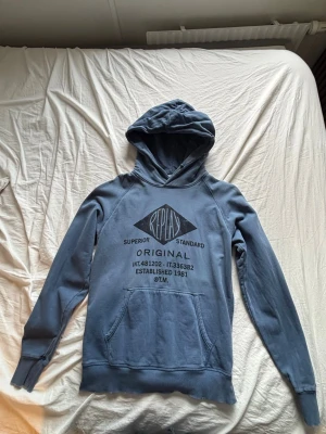 Blå hoodie från Replay  - Snygg blå hoodie från Replay bra skick 