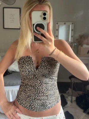Topp  - Jättefin tube top med leopard mönster 