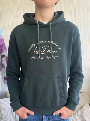 Les deux hoodie - Snygg hoodie från les deux i mycket bra skick