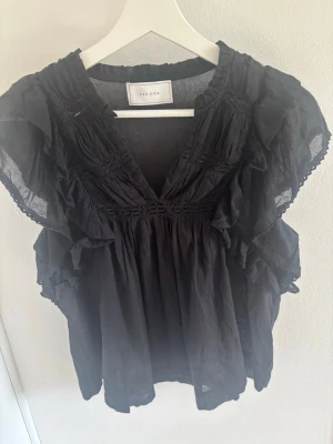 Blus Neo Noir  - Säljer men svart blus från Neo Noir i storlek 34. Bara använd ett fåtal gånger så den är in väldigt bra skick. 