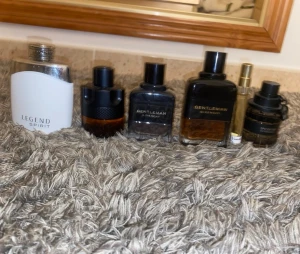 Herr parfymer - Säljer  herrparfymer: Montblanc legend spirit ca 85/100ml pris:285kr. Azzaro the most wanted parfum, ca 35/40ml kvar pris:310kr Givenchy gentleman intense SÅLD!22/60ml pris: 155kr Givenchy gentleman reservé privé ca 87-90ml/100ml pris: 509kr. Vanilla diorama sample 9,5ml/10ml 180kr. Spicebomb edt 48ml/50ml 285kr! Jag har box till alla förutom givenchy gentleman intense 60ml (den lilla). Kom med frågor! Ha de bra/ Eli!👍✌️ (OBS SKICKAR ENDAST MED POSTNORD) vid köp skickar jag med ett sample!