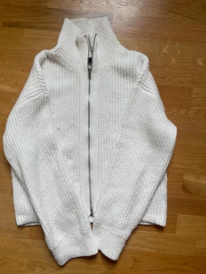 Vit stickad ziptröja med hög krage - Säljer en vit stickad tröja med dragkedja framtill och hög ribbad krage från Bikbok, nopprig men annars i bra skick💗