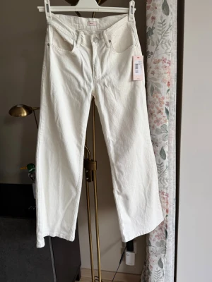 Vita raka Jeans - Säljer dessa superfina jeans från Nelly.com Prislappen kvar, oanvända. Strl 34/Short🩷 nypris 699kr