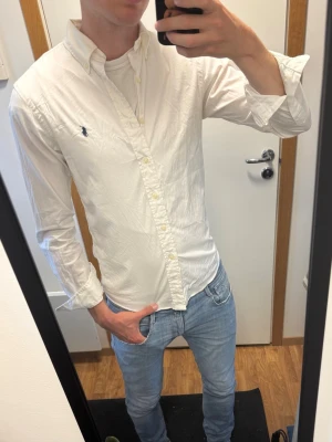 Ralph Lauren skjorta vit - Perfekt till sommaren! Grymt skick!  Skriv vid frågor eller funderingar!