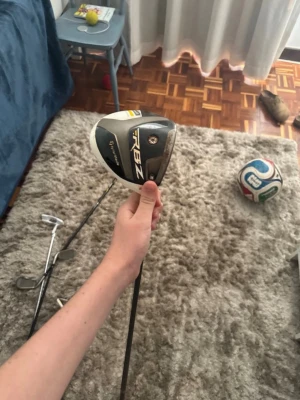 TaylorMade RBZ golfklubba - Golfklubba från TaylorMade, modell RBZ. Klubban har svart, vitt och guld på klubbhuvudet och är tillverkad i metall. Perfekt för dig som vill ha en stabil och snygg golfset till golfbanan. Super smutsigt men går bort om jag tvättar det är faktiskt en hel det med 4,5,6,7,8,9,pw,aw,sw,trä 3, trä 5, driver och putter men gick inte och lägga upp mer än 7 bilder priset kan diskuteras 