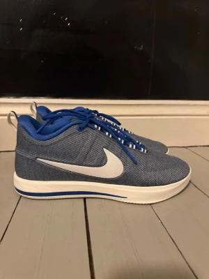 Nike Book 2 basketskor storlek 46 jeans ”must be the demin” - Har bara testat de en gång                Storlek 46                                                   Nypris 1749kr                                               Säljer de då de inte passade mig🤗