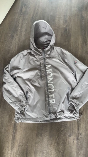 Grå vindjacka från Moncler - Säljer nu denna monclear windbreakern, skriv vid frågor och funderingar!