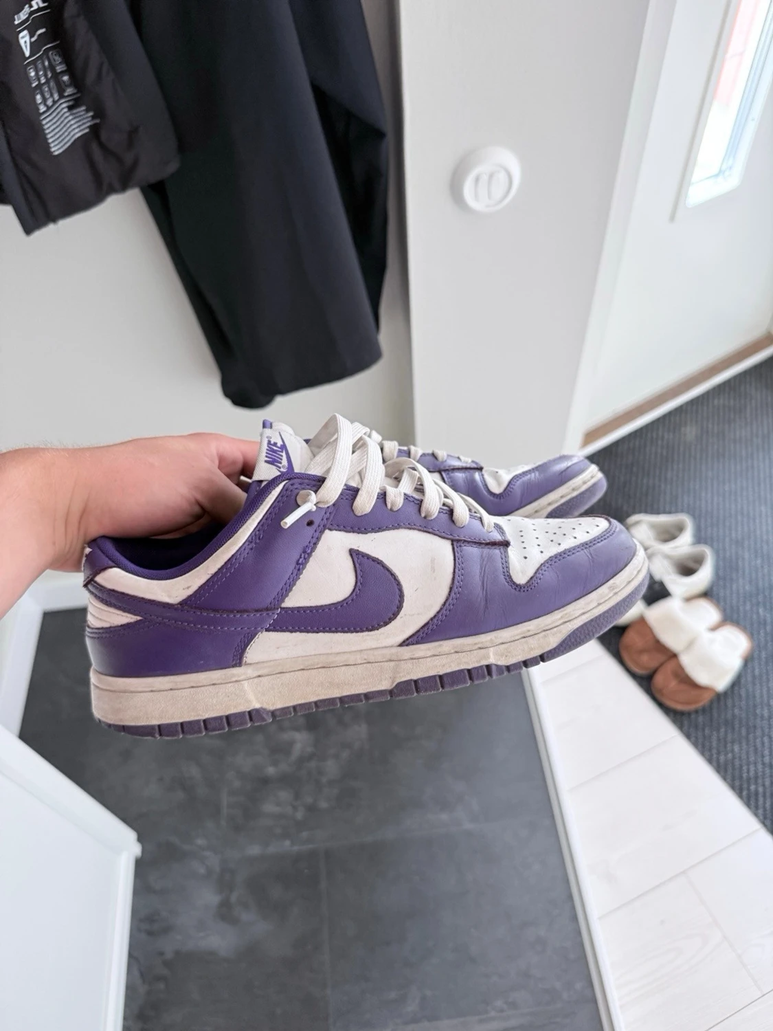 Nike Dunk Low lila och vita sneakers
