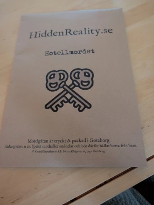 HiddenReality.se Hotellmordet mysterium - Ett spännande mordmysterium från HiddenReality.se med titeln 'Hotellmordet'. Paketet är spelat en gång, men inga anteckningar eller liknande är gjort, så går jättebra att spela igen. Innehåller ett spel med smådelar, tryckt och packat i Göteborg. Perfekt för dig som gillar deckargåtor och kluriga utmaningar.