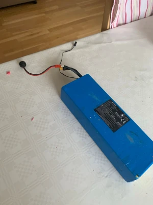 36V 10ah batteri (e wheels lr) - Blått litiumjonbatteri från JETech, modell JT-ESB10-20. Batteriet har 36V spänning, 10Ah kapacitet och 360Wh effekt. Utrustad med tydliga anslutningskablar och etikett med teknisk info. Perfekt för elfordon eller DIY-projekt.