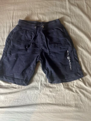 Marinblå shorts från Sail Racing - Storlek 160 Väldigt sköna mjukis shorts 
