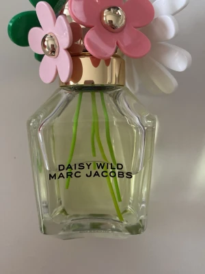 Daisy Wild parfym från Marc Jacobs - Parfymen Daisy Wild från Marc Jacobs i storlek 50ml. Oöppnad och aldrig använd!
