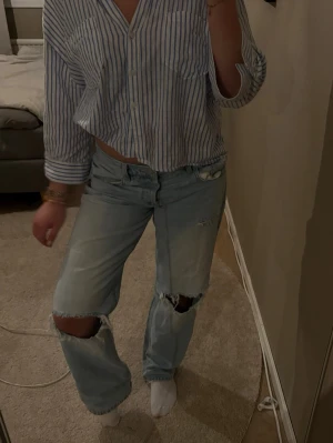Lågmidjade jeans från Zara  - jätte fina jeans från Zara!! Använda några få gånger bara 🥰🥰 säljer för jag tröttnat på dom. Inga defekter!!orginal pris 399kr