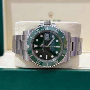 Submariner Date Hulk - Säljer min klocka då jag nästan aldrig använder den. Den har mest bara legat i lådan. Alla funktioner funkar som de ska. Tid och datum funkar utan problem  Den känns bra på handleden. Har bra vikt och känns stabil. Kvaliteten känns riktigt bra i både material och känsla  Skriv om du vill ha fler bilder. Kan ses om du bor i Stockholm. Tveka inte att höra av dig om du har frågor :)