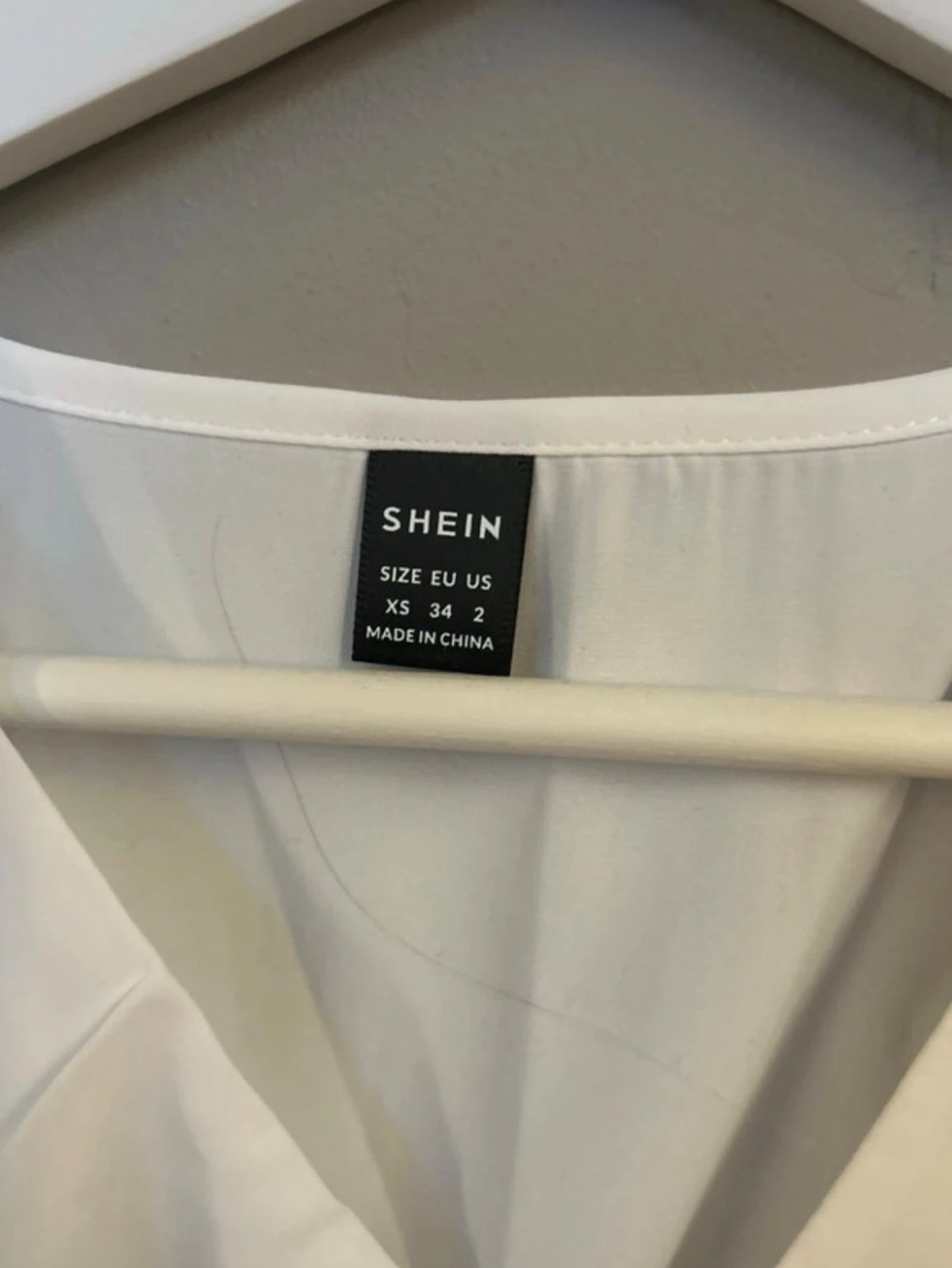 Vit blus med volang - 3
