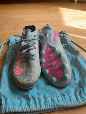 Nike mercurial elite - Riktigt snygga mercurial elite vapors. De e lite smutsiga från gräsplan men de mesta kan säkert tvättas bort. Påse följer med men den e lite sönder. De e i riktigt bra skick några små slitningar men annars mestadels bara jord . Pris kan verkligen gå ner på snabbt köp