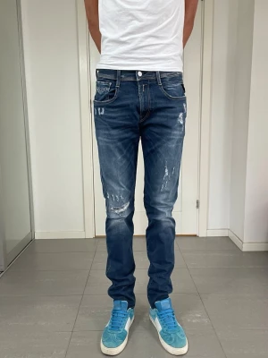 Replay Anbass Jeans - Säljer nu dessa Replay Anbass Jeans med snygga slitningar i populär design, skriv för fler bilder/frågor🙌🏼