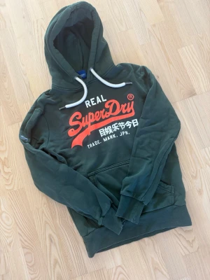 Superdry hoodie  - Säljer en riktigt fet superdry hoodie i storlek S. Den är helt utan skavanker och vid frågor om bilder eller liknande så är det bara att fråga😊💛