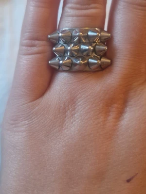 Taggig edblad ring i silver. - Silvrig edblad ring i storlek 16.80.  Ganska mycket andvänd men i väldigt bra skick ändå.