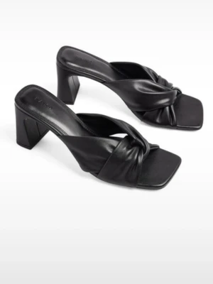 Svarta pumps med knut från NA-KD - Säljer ett par svarta pumps från NA-KD med trendig fyrkantig tå och bred klack. Ovandelen har en snygg knutdetalj i mjukt, glansigt material som ger en lyxig känsla. Perfekta för dig som vill ha en stilren men ändå unik look. Enbart testad. 