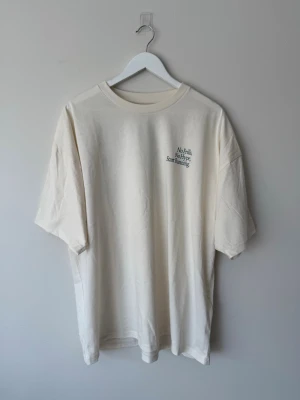 Oversized ASICS t-shirt - Snygg vit/beige oversized t-shirt. Klassisk rund halsringning. Använd 2 ggr. Nypris runt 400kr.