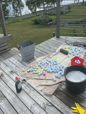 Säljer golfbollar billigt! - Säljer golfbollar Titleist 12kr   Callaway 10kr  Taylormade 10kr Srixon 8kr  Wilson 6kr  Blanding av 15 billigare bollar 60kr.              Skriv era beställningar till mig så fixar jag det köp minst för 50kr