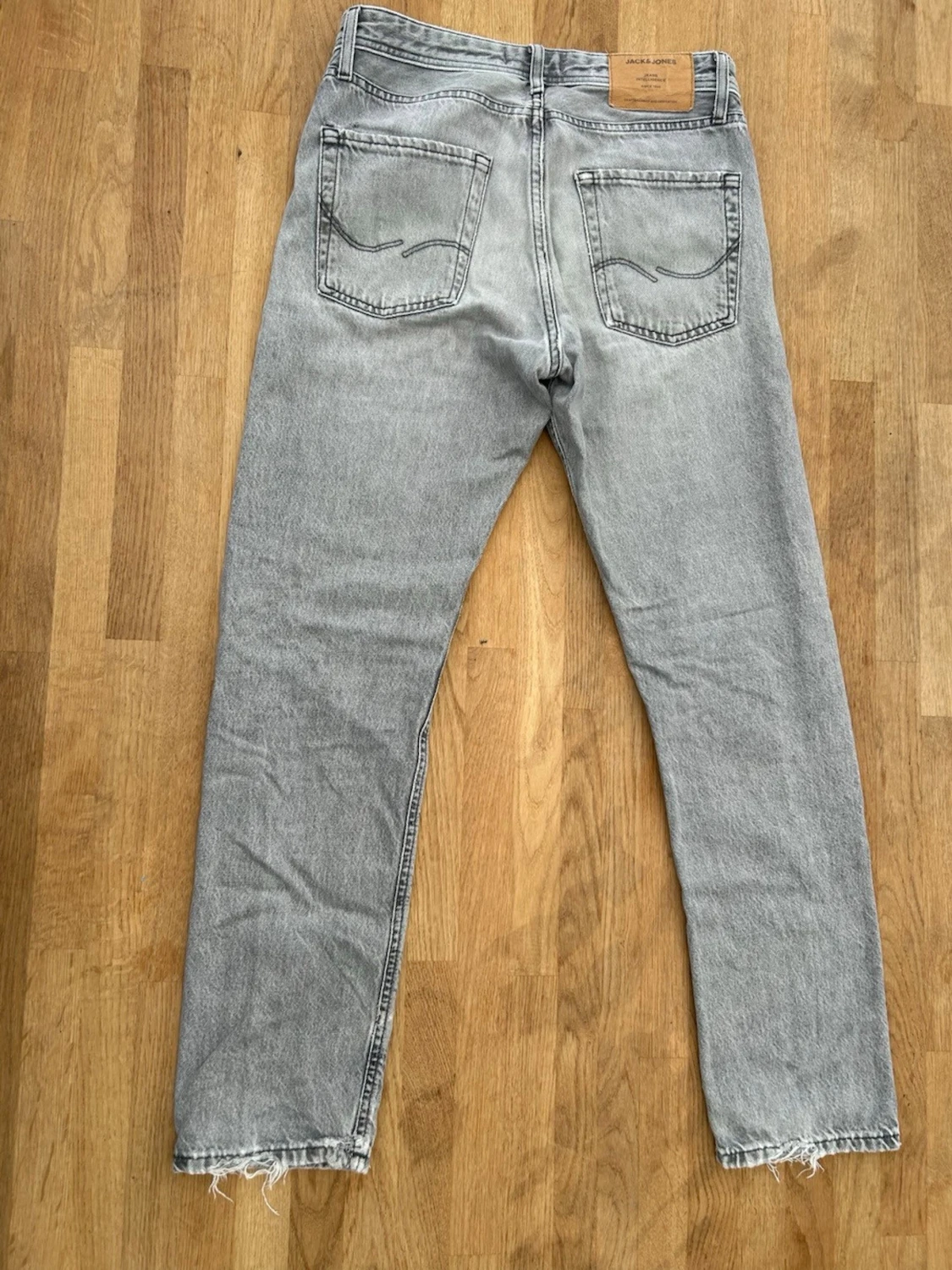 Grå raka jeans från Jack & Jones - 1