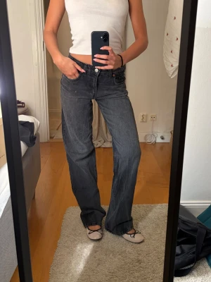 Svarta raka jeans med medelhög midja - Säljer ett par svarta raka jeans med medelhög midja. Säljer pga dom inte används💛