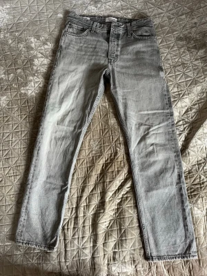 Grå raka jeans  - Säljer ett par grå jeans från Jack & Jones med rak passform. Storlek W30, L 32