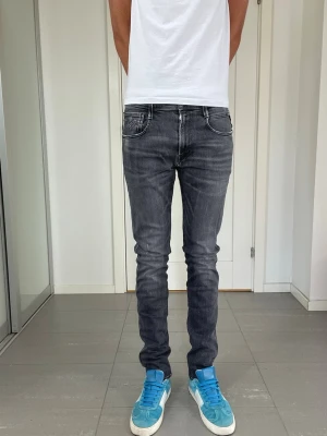 Replay Anbass Jeans  - Säljer nu dessa grå/svarta Replay Anbass Jeans, W31 o L32 med mått ca 39 o 107 cm. skriv för fler bilder/frågor🙌🏼