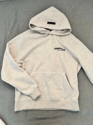 Grå Essentials Fear of God hoodie - Snygg essentials hoodie. Ny aldrig använd, helt felfri inga fläckar eller trasiga sömmar. Fantastisk kvalité med originalförpackning såklart. Replika