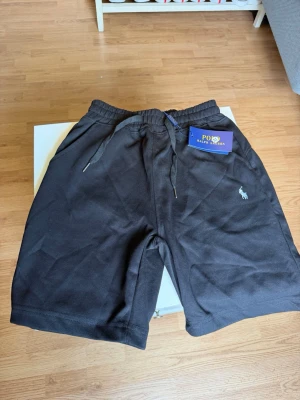 Svarta shorts från Polo Ralph Lauren - Svarta shorts från Polo Ralph Lauren. Helt oanvända med prislap, fråga gärna om fler bilder!