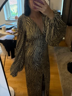 Adoore klänning  - Fin adoore klänning i zebra mönster, i väldigt fint skick, felfri och har även alla knappar kvar, storlek 32. Pris kan diskuteras! 
