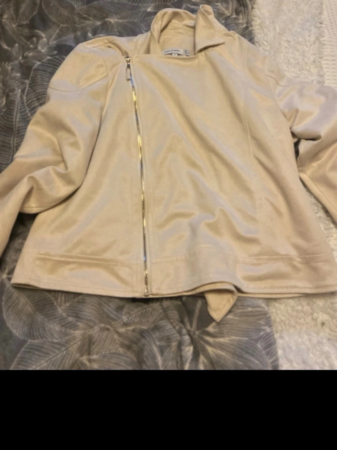 Beige jacka med sneddragkedja