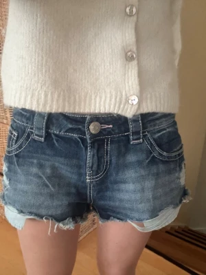 Blå Ginatricot jeansshorts med fransar str S - Säljer dessa jättesnygga jeansshorts från Ginatricot 14+ i storlek S. De är använda ett fåtal gånger och i jättebra skick💘😋